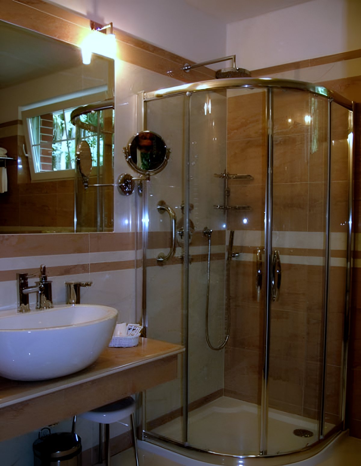 Hotelová koupelna s umyvadlovou skříňkou